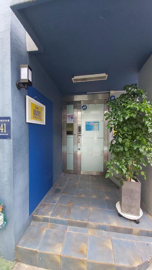 Buzz Guesthouse Hostel Seoul Bagian luar foto