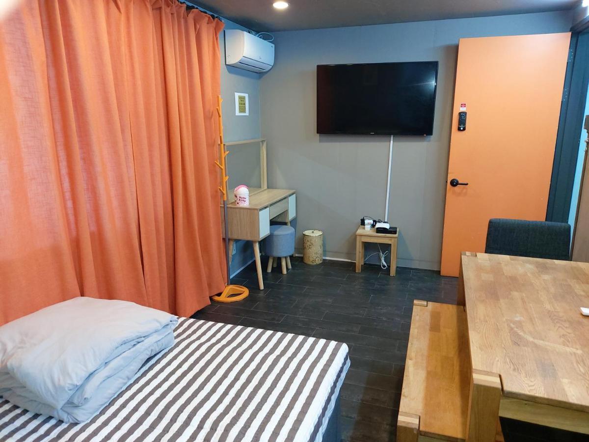 Buzz Guesthouse Hostel Seoul Bagian luar foto